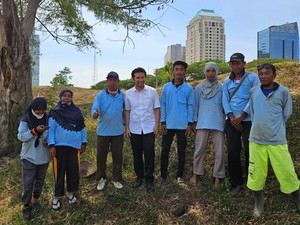 Emil Sapa dan Foto Bersama Pekerja di Fasilitas Olahraga Surabaya