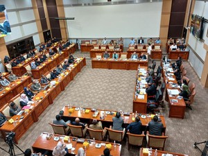 Hakim PN Sampang Nangis di Rapat DPR, Cerita Persoalan Keluarga-Ekonomi