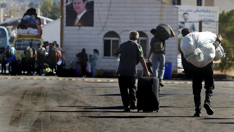 Konflik antara Israel dan kelompok Hizbullah di Lebanon terus memanas. Pemerintah Lebanon mengatakan bahwa lebih dari 400.000 orang telah melarikan diri dari eskalasi tersebut dengan melintasi perbatasan menuju Suriah dalam waktu kurang dari dua minggu. (AP Photo/Omar Sanadiki)