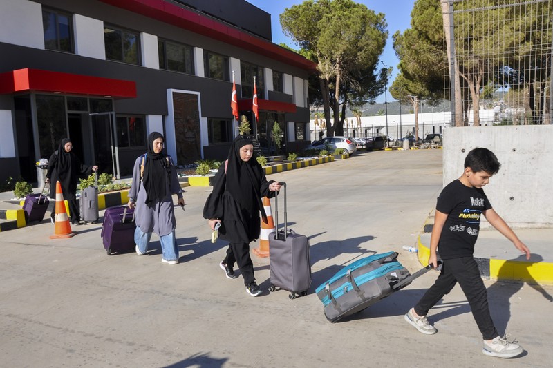 Konflik antara Israel dan kelompok Hizbullah di Lebanon terus memanas. Pemerintah Lebanon mengatakan bahwa lebih dari 400.000 orang telah melarikan diri dari eskalasi tersebut dengan melintasi perbatasan menuju Suriah dalam waktu kurang dari dua minggu. (AP Photo/Omar Sanadiki) Konflik antara Israel dan kelompok Hizbullah di Lebanon terus memanas. Pemerintah Lebanon mengatakan bahwa lebih dari 400.000 orang telah melarikan diri dari eskalasi tersebut dengan melintasi perbatasan menuju Suriah dalam waktu kurang dari dua minggu. (AP Photo/Omar Sanadiki)