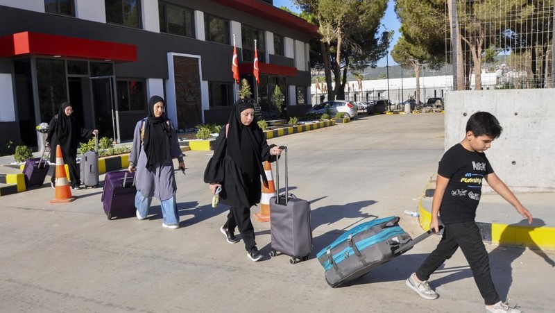 Konflik antara Israel dan kelompok Hizbullah di Lebanon terus memanas. Pemerintah Lebanon mengatakan bahwa lebih dari 400.000 orang telah melarikan diri dari eskalasi tersebut dengan melintasi perbatasan menuju Suriah dalam waktu kurang dari dua minggu. (AP Photo/Omar Sanadiki)