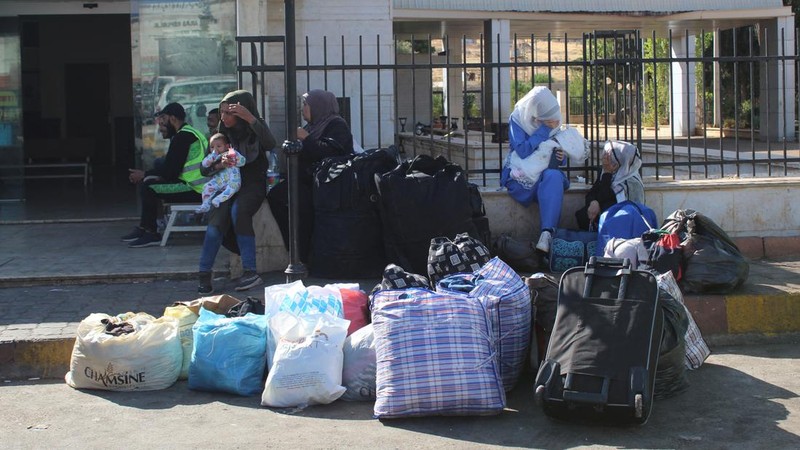 Konflik antara Israel dan kelompok Hizbullah di Lebanon terus memanas. Pemerintah Lebanon mengatakan bahwa lebih dari 400.000 orang telah melarikan diri dari eskalasi tersebut dengan melintasi perbatasan menuju Suriah dalam waktu kurang dari dua minggu. (AP Photo/Omar Sanadiki)