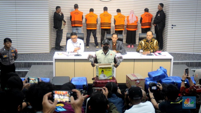 KPK menunjukkan uang miliaran rupiah terbungkus kardus dan koper hasil sitaan dari OTT Kalsel saat Konferensi Pers di Gedung Merah Putih KPK, Jakarta Selatan, Selasa, (8/10/2024). (վ/Muhammad Sabki)