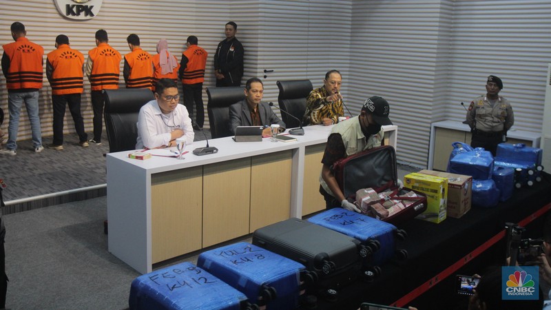 KPK menunjukkan uang miliaran rupiah terbungkus kardus dan koper hasil sitaan dari OTT Kalsel saat Konferensi Pers di Gedung Merah Putih KPK, Jakarta Selatan, Selasa, (8/10/2024). (CNBC Indonesia/Muhammad Sabki)