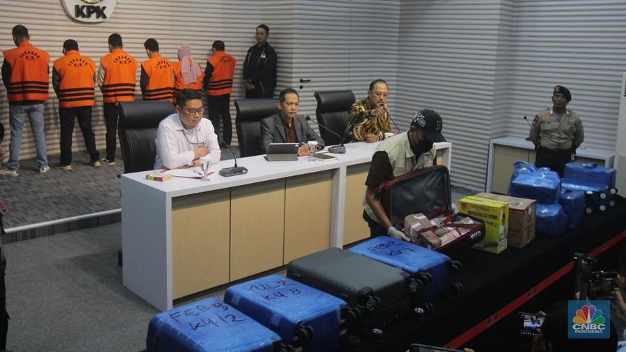 KPK menunjukkan uang miliaran rupiah terbungkus kardus dan koper hasil sitaan dari OTT Kalsel saat Konferensi Pers di Gedung Merah Putih KPK, Jakarta Selatan, Selasa, (8/10/2024). (վ/Muhammad Sabki)