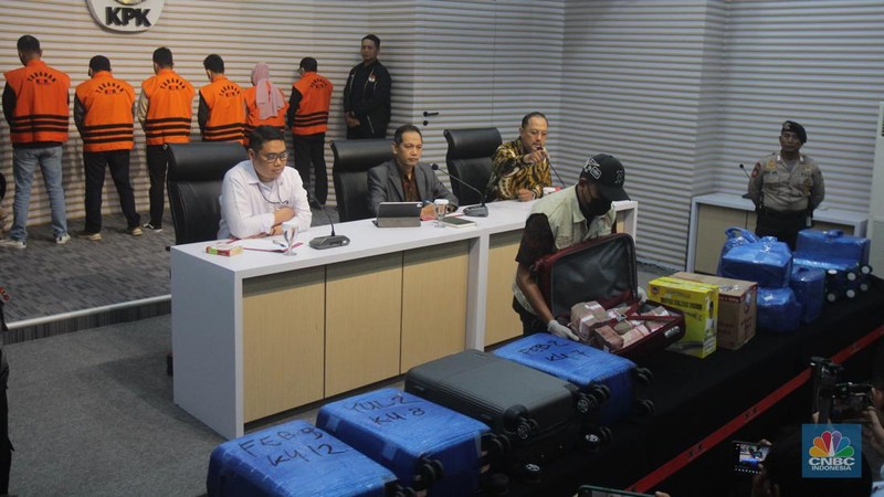 KPK menunjukkan uang miliaran rupiah terbungkus kardus dan koper hasil sitaan dari OTT Kalsel saat Konferensi Pers di Gedung Merah Putih KPK, Jakarta Selatan, Selasa, (8/10/2024). (վ/Muhammad Sabki)