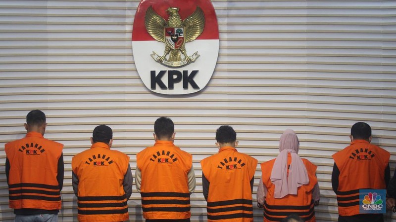 KPK menunjukkan uang miliaran rupiah terbungkus kardus dan koper hasil sitaan dari OTT Kalsel saat Konferensi Pers di Gedung Merah Putih KPK, Jakarta Selatan, Selasa, (8/10/2024). (վ/Muhammad Sabki)