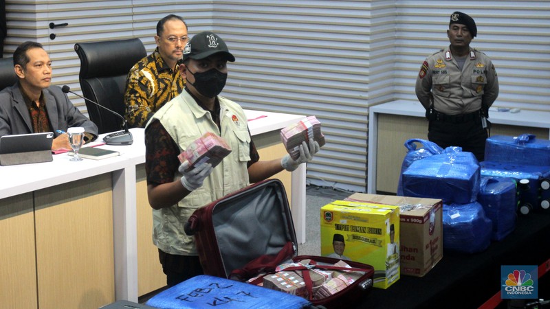 KPK menunjukkan uang miliaran rupiah terbungkus kardus dan koper hasil sitaan dari OTT Kalsel saat Konferensi Pers di Gedung Merah Putih KPK, Jakarta Selatan, Selasa, (8/10/2024). (CNBC Indonesia/Muhammad Sabki)