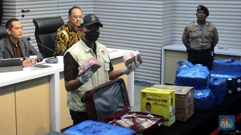 KPK menunjukkan uang miliaran rupiah terbungkus kardus dan koper hasil sitaan dari OTT Kalsel saat Konferensi Pers di Gedung Merah Putih KPK, Jakarta Selatan, Selasa, (8/10/2024). (վ/Muhammad Sabki)