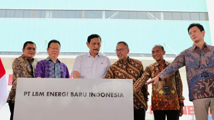 Menteri Koordinator Bidang Kemaritiman dan Investasi Luhut Binsar Pandjaitan meresmikan dimulainya tahap pertama produksi dan rencana ekspansi fasilitas produksi bahan katoda Lithium Iron Phosphate (LFP) oleh PT LBM Energi Baru Indonesia, sebuah proyek yang terwujud melalui rencana kemitraan investasi strategis antara konsorsium Indonesia Investment Authority (INA) dan  Changzhou Liyuan New Energy Technology Co., Ltd. (Changzhou Liyuan), salah satu produsen dan pemasok LFP terbesar di dunia, di Kawasan Industri Kendal, Jawa Tengah, Oktober 2024. (Dok. Kemenko Marves)