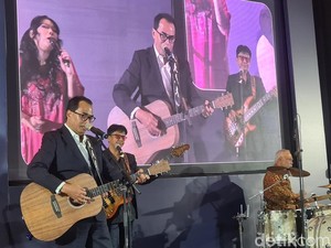 Ngeband Bareng di Peluncuran Buku, Budi Karya Jadi Vokalis-Basuki Drummer