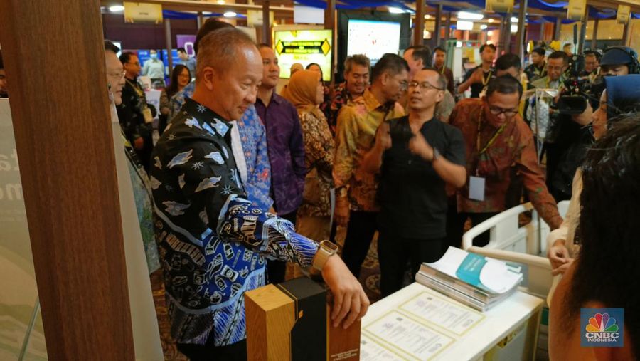 Menteri Perindustrian Agus Gumiwang Kartasasmita dalam Rapat Kerja seluruh Kementerian/Lembaga dan Badan Usaha anggota Pokja Tim Nasional Penggunaan Produk Dalam Negeri (P3DN) di Jakarta, Selas (8/10/2024). (վ/Ferry Sandi)