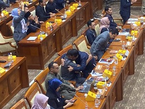 Video: Hakim Menangis Haru Setelah Dengar Telepon Prabowo di DPR