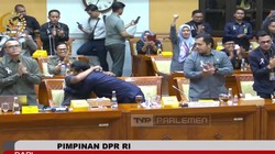 Para Hakim Menangis Haru dan Pelukan Usai Dengar Telepon Prabowo di DPR