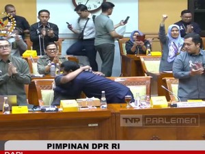 Tangis Haru Hakim Usai Prabowo Sampaikan Komitmen Lewat Telepon