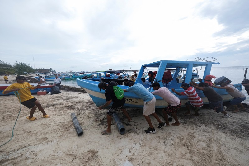 Penduduk dan wisatawan memerlukan panggilan evakuasi sukarela saat Badai Milton bergerak maju, di pulau Holbox, Meksiko, 7 Oktober 2024. Penduduk dan wisatawan memerlukan panggilan evakuasi sukarela saat Badai Milton bergerak maju, di pulau Holbox, Meksiko, 7 Oktober 2024. (REUTERS/Paola Chiomante)
