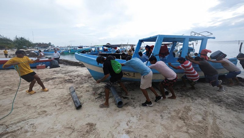 Penduduk dan wisatawan memerlukan panggilan evakuasi sukarela saat Badai Milton bergerak maju, di pulau Holbox, Meksiko, 7 Oktober 2024. (REUTERS/Paola Chiomante)