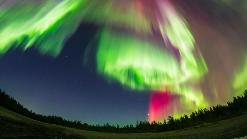 Pemandangan cahaya utara atau aurora di atas langit Sodankyla, Lapland, Finlandia, 7 Oktober 2024. (via REUTERS/All About Lapland/Alexander Kuzn)