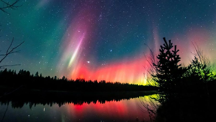 Pemandangan cahaya utara atau aurora di atas langit Sodankyla, Lapland, Finlandia, 7 Oktober 2024. (via REUTERS/All About Lapland/Alexander Kuzn)