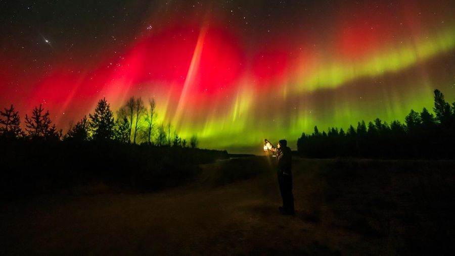 Pemandangan cahaya utara atau aurora di atas langit Sodankyla, Lapland, Finlandia, 7 Oktober 2024. (via REUTERS/All About Lapland/Alexander Kuzn)