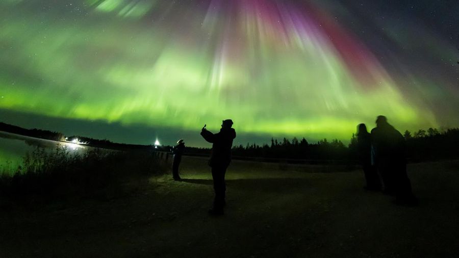 Pemandangan cahaya utara atau aurora di atas langit Sodankyla, Lapland, Finlandia, 7 Oktober 2024. (via REUTERS/All About Lapland/Alexander Kuzn)