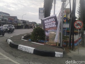 Baliho Ajakan Coblos Kotak Kosong di Pilkada Maros Tersebar di Jalan