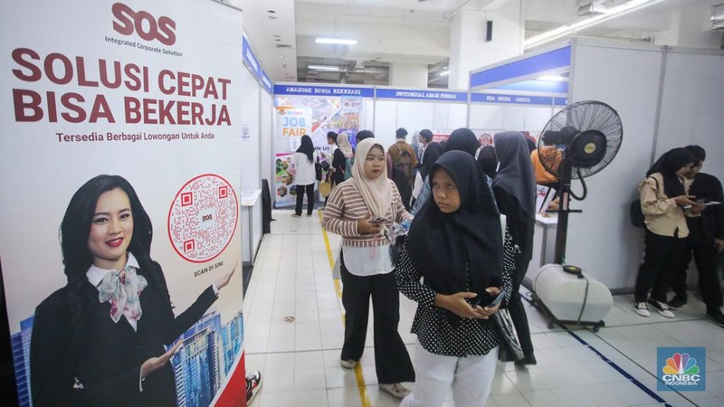 Pencari kerja mencari informasi lowongan pekerja dalam acara Indonesia Career Expo di Grand ITC Permata Hijau, Jakarta, Selasa (8/10/2024). (CNBC Indonesia/Faisal Rahman)