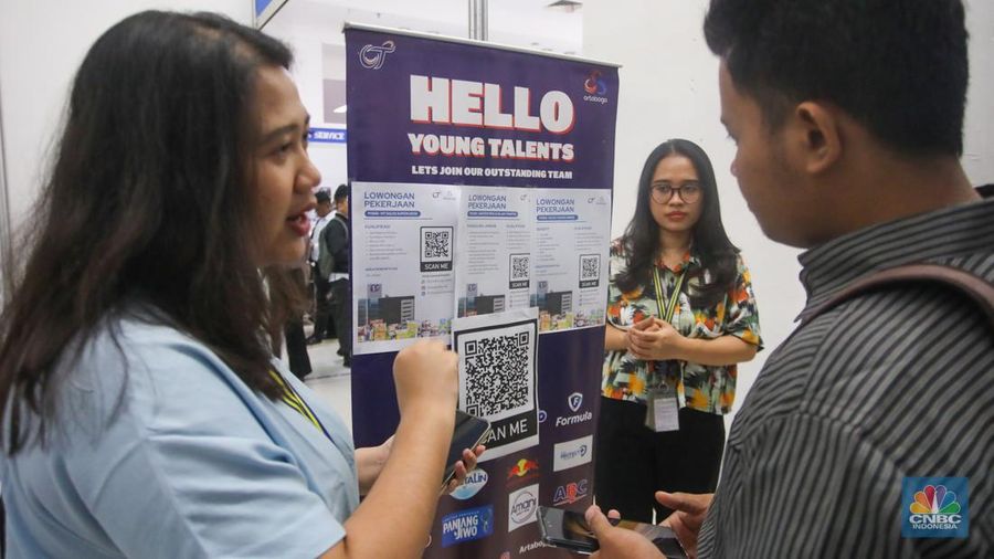 Pencari kerja mencari informasi lowongan pekerja dalam acara Indonesia Career Expo di Grand ITC Permata Hijau, Jakarta, Selasa (8/10/2024). (վ/Faisal Rahman)