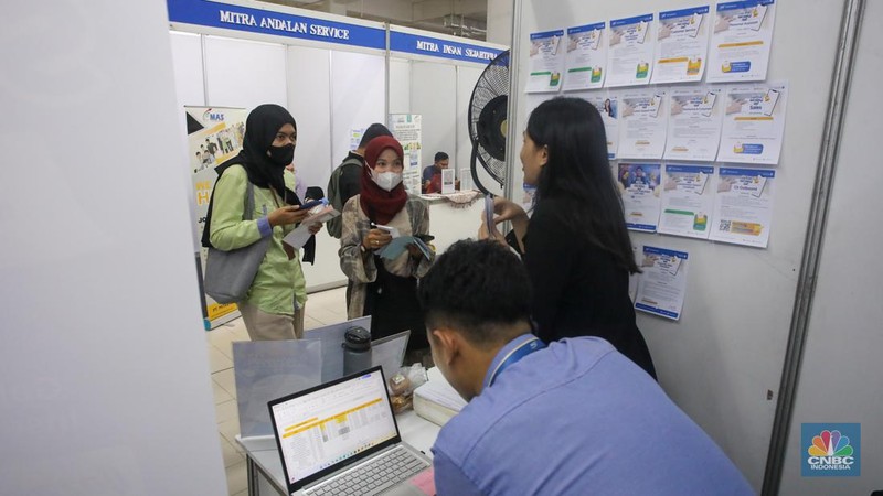 Pencari kerja mencari informasi lowongan pekerja dalam acara Indonesia Career Expo di Grand ITC Permata Hijau, Jakarta, Selasa (8/10/2024). (CNBC Indonesia/Faisal Rahman)