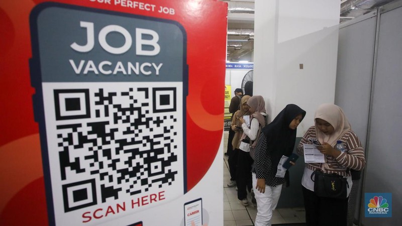 Pencari kerja mencari informasi lowongan pekerja dalam acara Indonesia Career Expo di Grand ITC Permata Hijau, Jakarta, Selasa (8/10/2024). (CNBC Indonesia/Faisal Rahman)