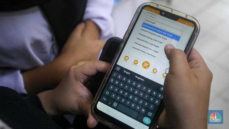 Pencari kerja mencari informasi lowongan pekerja dalam acara Indonesia Career Expo di Grand ITC Permata Hijau, Jakarta, Selasa (8/10/2024). (CNBC Indonesia/Faisal Rahman)