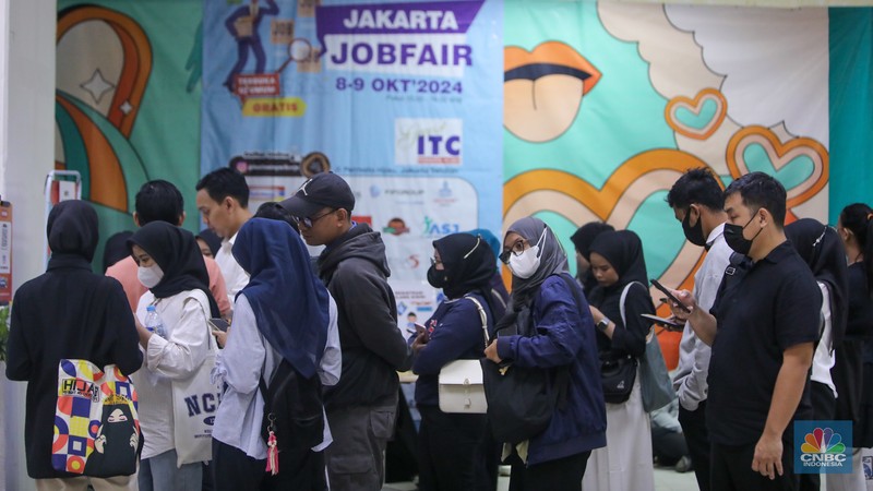 Pencari kerja mencari informasi lowongan pekerja dalam acara Indonesia Career Expo di Grand ITC Permata Hijau, Jakarta, Selasa (8/10/2024). (CNBC Indonesia/Faisal Rahman) Pencari kerja mencari informasi lowongan pekerja dalam acara Indonesia Career Expo di Grand ITC Permata Hijau, Jakarta, Selasa (8/10/2024). (CNBC Indonesia/Faisal Rahman)