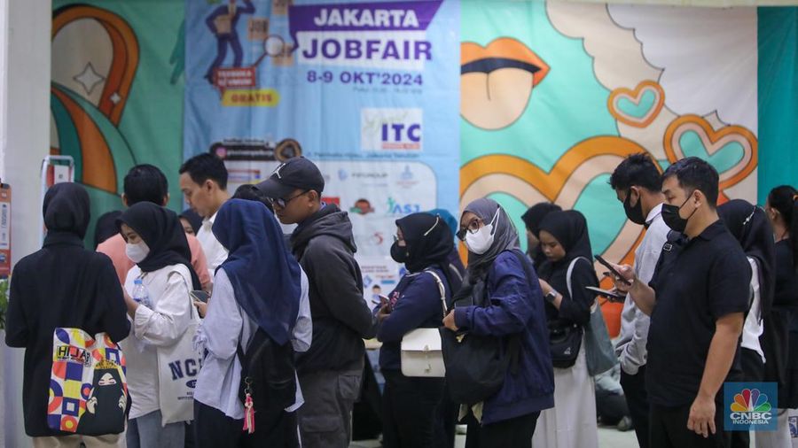 Pencari kerja mencari informasi lowongan pekerja dalam acara Indonesia Career Expo di Grand ITC Permata Hijau, Jakarta, Selasa (8/10/2024). (վ/Faisal Rahman)
