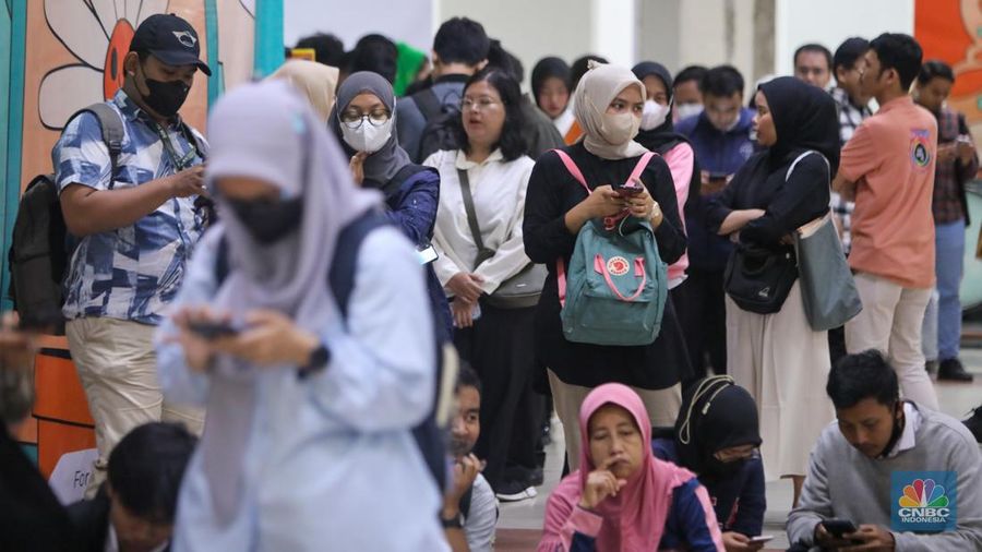 Pencari kerja mencari informasi lowongan pekerja dalam acara Indonesia Career Expo di Grand ITC Permata Hijau, Jakarta, Selasa (8/10/2024). (վ/Faisal Rahman)