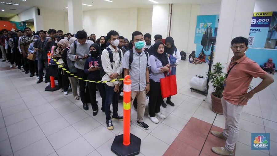 Pencari kerja mencari informasi lowongan pekerja dalam acara Indonesia Career Expo di Grand ITC Permata Hijau, Jakarta, Selasa (8/10/2024). (CNBC Indonesia/Faisal Rahman)