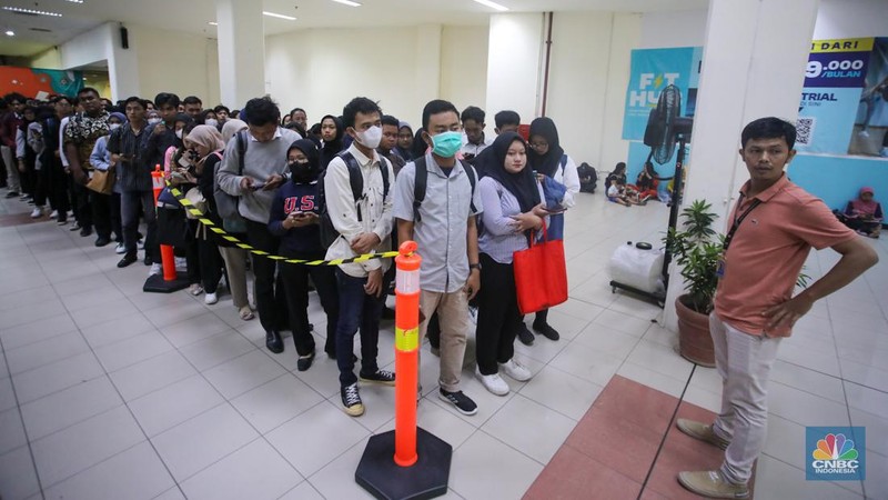 Pencari kerja mencari informasi lowongan pekerja dalam acara Indonesia Career Expo di Grand ITC Permata Hijau, Jakarta, Selasa (8/10/2024). (CNBC Indonesia/Faisal Rahman)