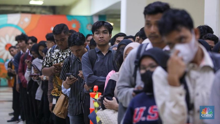 Pencari kerja mencari informasi lowongan pekerja dalam acara Indonesia Career Expo di Grand ITC Permata Hijau, Jakarta, Selasa (8/10/2024). (վ/Faisal Rahman)