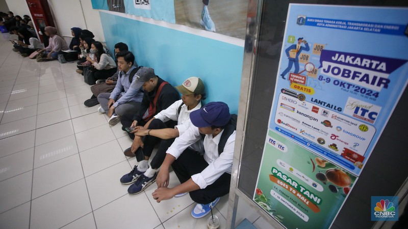 Pencari kerja mencari informasi lowongan pekerja dalam acara Indonesia Career Expo di Grand ITC Permata Hijau, Jakarta, Selasa (8/10/2024). (CNBC Indonesia/Faisal Rahman) Pencari kerja mencari informasi lowongan pekerja dalam acara Indonesia Career Expo di Grand ITC Permata Hijau, Jakarta, Selasa (8/10/2024). (CNBC Indonesia/Faisal Rahman)