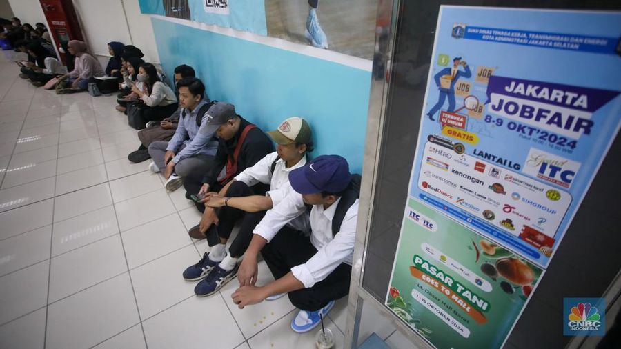 Pencari kerja mencari informasi lowongan pekerja dalam acara Indonesia Career Expo di Grand ITC Permata Hijau, Jakarta, Selasa (8/10/2024). (CNBC Indonesia/Faisal Rahman)