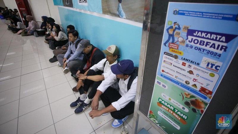 Pencari kerja mencari informasi lowongan pekerja dalam acara Indonesia Career Expo di Grand ITC Permata Hijau, Jakarta, Selasa (8/10/2024). (CNBC Indonesia/Faisal Rahman)