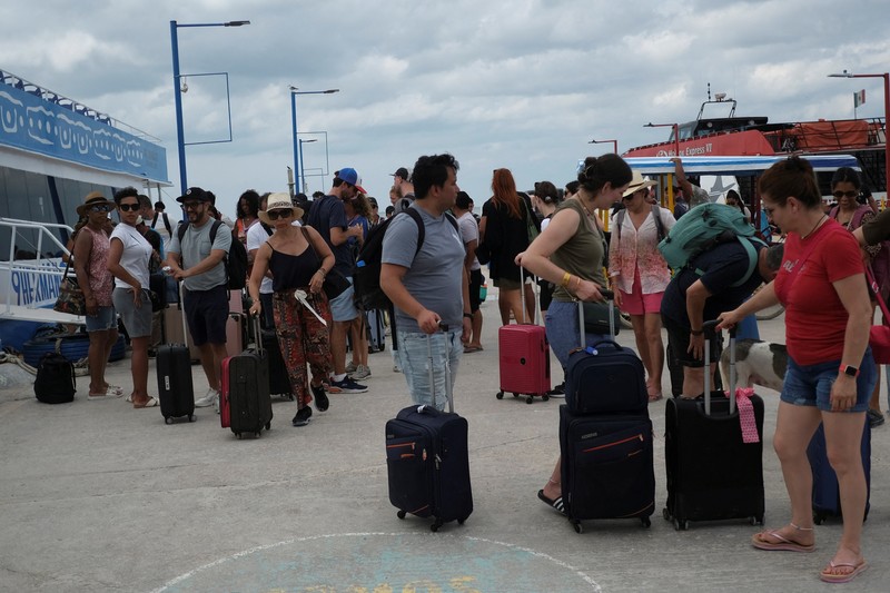 Penduduk dan wisatawan memerlukan panggilan evakuasi sukarela saat Badai Milton bergerak maju, di pulau Holbox, Meksiko, 7 Oktober 2024. Penduduk dan wisatawan memerlukan panggilan evakuasi sukarela saat Badai Milton bergerak maju, di pulau Holbox, Meksiko, 7 Oktober 2024. (REUTERS/Paola Chiomante)