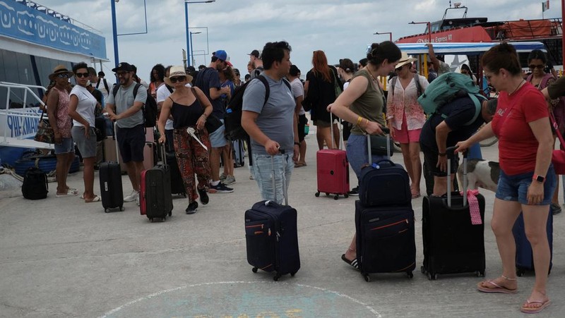 Penduduk dan wisatawan memerlukan panggilan evakuasi sukarela saat Badai Milton bergerak maju, di pulau Holbox, Meksiko, 7 Oktober 2024. (REUTERS/Paola Chiomante)