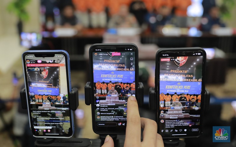 Pengungkapan kasus pengoperasian judi online SLOT8278 dalam jumpa pers di Gedung Bareskrim Polri, Jakarta Selatan, Selasa (8/10/2024). (CNBC Indonesia/Muhammad Sabki) Pengungkapan kasus pengoperasian judi online SLOT8278 dalam jumpa pers di Gedung Bareskrim Polri, Jakarta Selatan, Selasa (8/10/2024). (CNBC Indonesia/Muhammad Sabki)