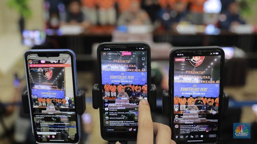Pengungkapan kasus pengoperasian judi online SLOT8278 dalam jumpa pers di Gedung Bareskrim Polri, Jakarta Selatan, Selasa (8/10/2024). (CNBC Indonesia/Muhammad Sabki)