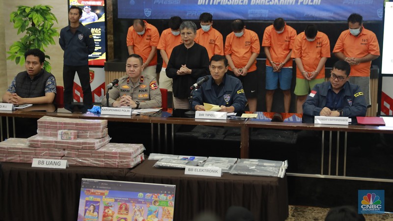 Pengungkapan kasus pengoperasian judi online SLOT8278 dalam jumpa pers di Gedung Bareskrim Polri, Jakarta Selatan, Selasa (8/10/2024). (CNBC Indonesia/Muhammad Sabki)