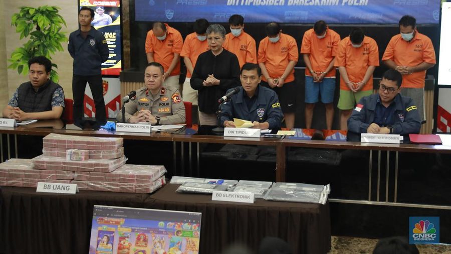 Pengungkapan kasus pengoperasian judi online SLOT8278 dalam jumpa pers di Gedung Bareskrim Polri, Jakarta Selatan, Selasa (8/10/2024). (CNBC Indonesia/Muhammad Sabki)