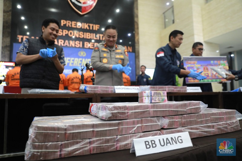 Pengungkapan kasus pengoperasian judi online SLOT8278 dalam jumpa pers di Gedung Bareskrim Polri, Jakarta Selatan, Selasa (8/10/2024). (CNBC Indonesia/Muhammad Sabki) Pengungkapan kasus pengoperasian judi online SLOT8278 dalam jumpa pers di Gedung Bareskrim Polri, Jakarta Selatan, Selasa (8/10/2024). (CNBC Indonesia/Muhammad Sabki)