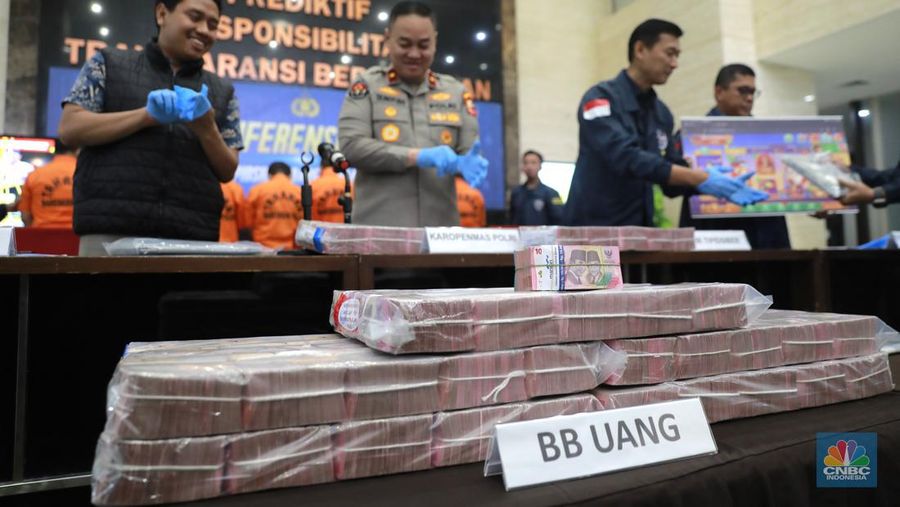Pengungkapan kasus pengoperasian judi online SLOT8278 dalam jumpa pers di Gedung Bareskrim Polri, Jakarta Selatan, Selasa (8/10/2024). (CNBC Indonesia/Muhammad Sabki)