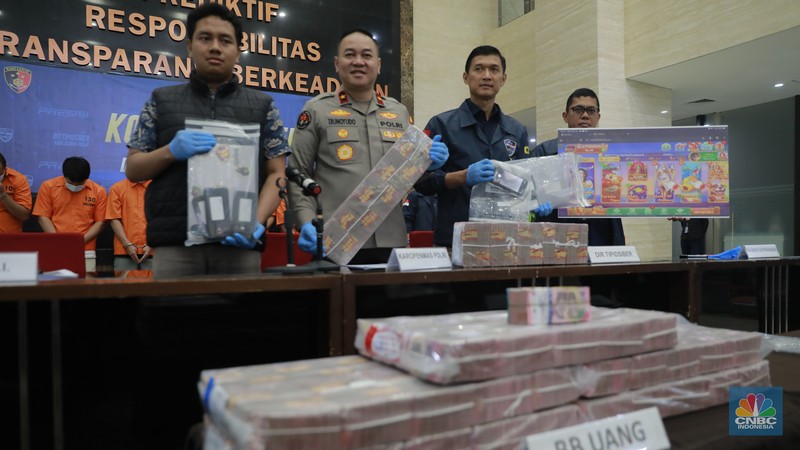 Warga Palestina berjalan melewati rumah-rumah yang hancur, di tengah konflik yang sedang berlangsung antara Israel dan Hamas, di kamp pengungsi Jabalia, di Jalur Gaza utara, 22 Februari 2024. Warga Palestina berjalan melewati rumah-rumah yang hancur, di tengah konflik yang sedang berlangsung antara Israel dan Hamas, di kamp pengungsi Jabalia, di Jalur Gaza utara, 22 Februari 2024. (REUTERS/Mahmoud Issa/File Foto)