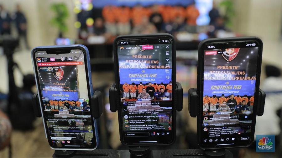 Pengungkapan kasus pengoperasian judi online SLOT8278 dalam jumpa pers di Gedung Bareskrim Polri, Jakarta Selatan, Selasa (8/10/2024). (CNBC Indonesia/Muhammad Sabki)